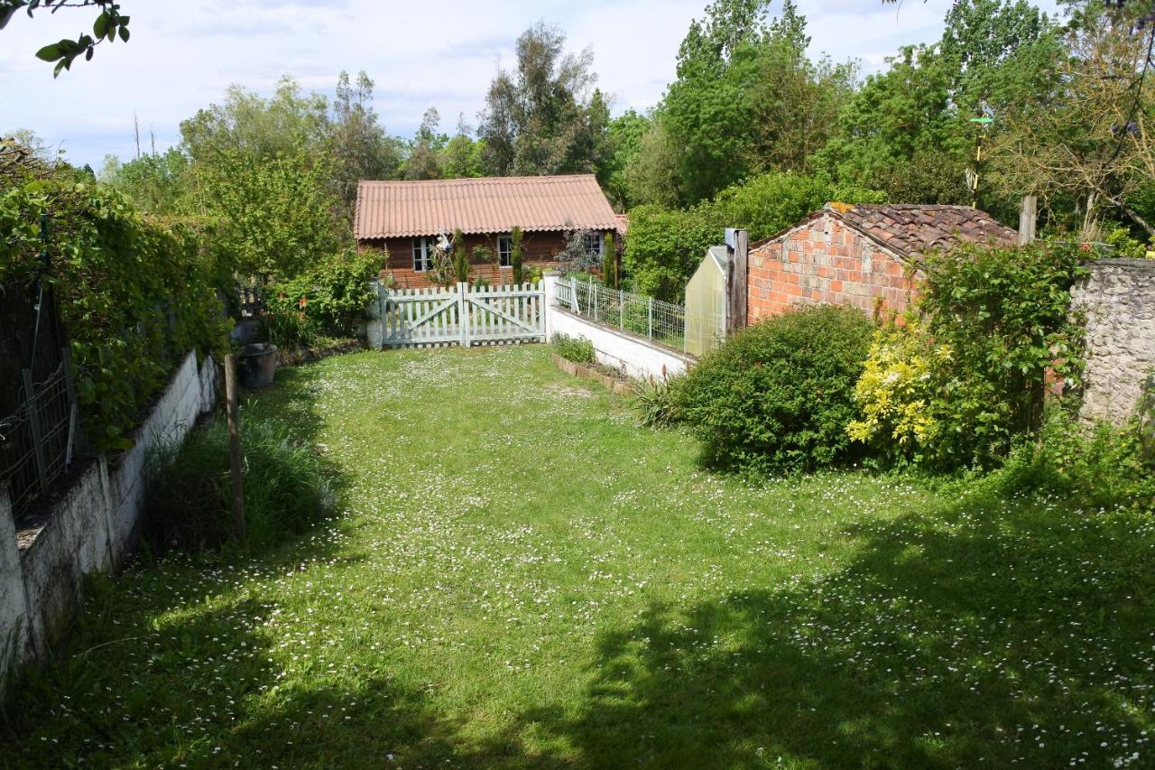 Maison de village spacieuse et confortable Le Gué-de-Velluire Extérieur photo